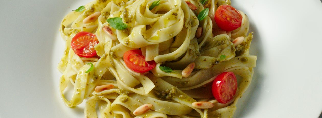 Tagliatelle met tomaatjes en pesto
