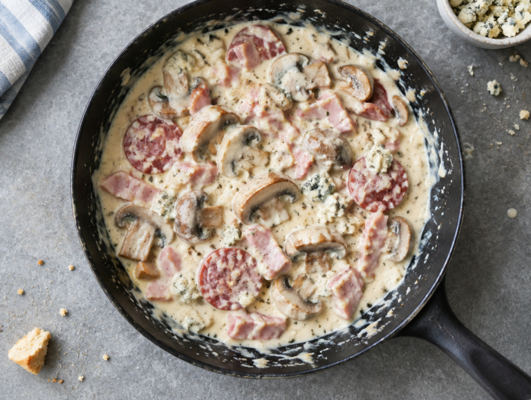 Carbonarasaus met salami, ham en gorgonzola
