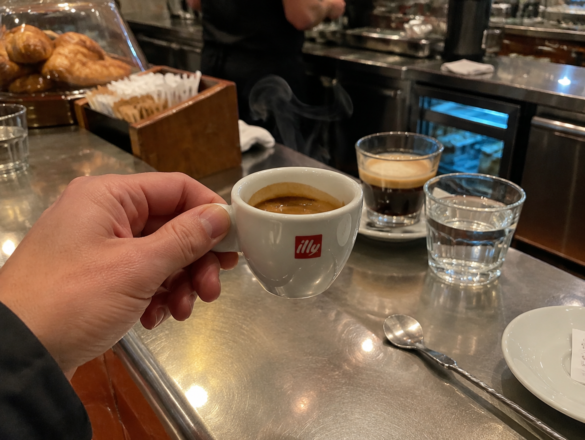 Espresso en cappuccino aan de bar in een Italiaans café