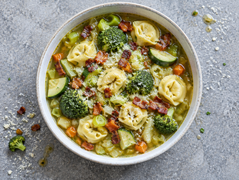Italiaanse groentesoep met tortellini