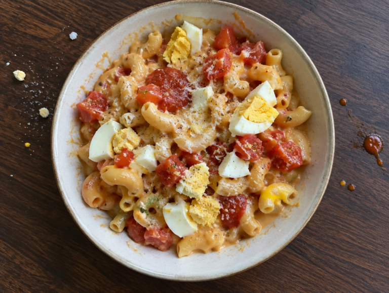 Macaroni met kaas-tomatensaus
