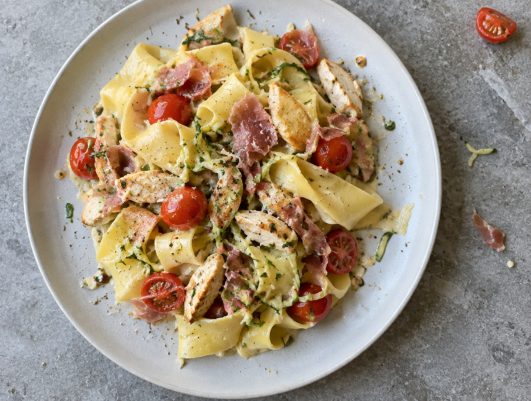 Pappardelle con pollo en zucchine