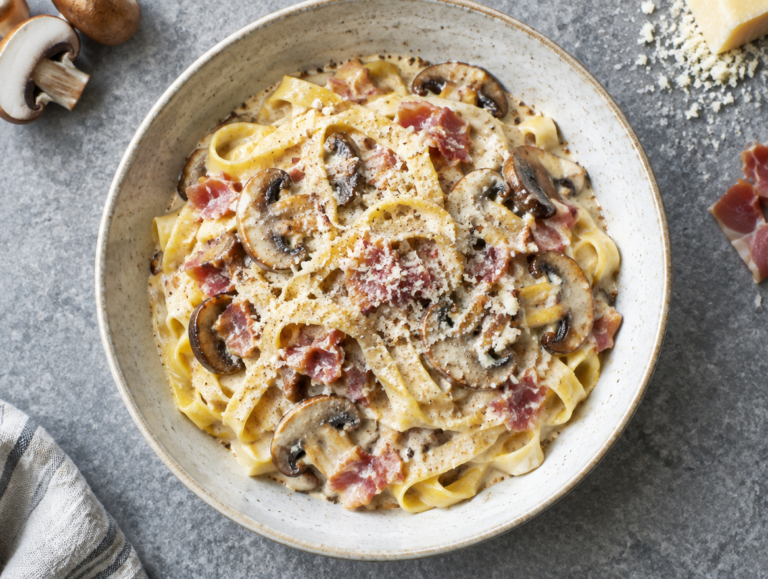 Tagliatelli met proscuitto of parmaham