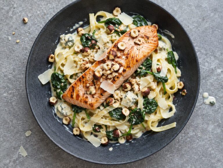 Tagliatelle met spinazie en geroosterde zalmfilet